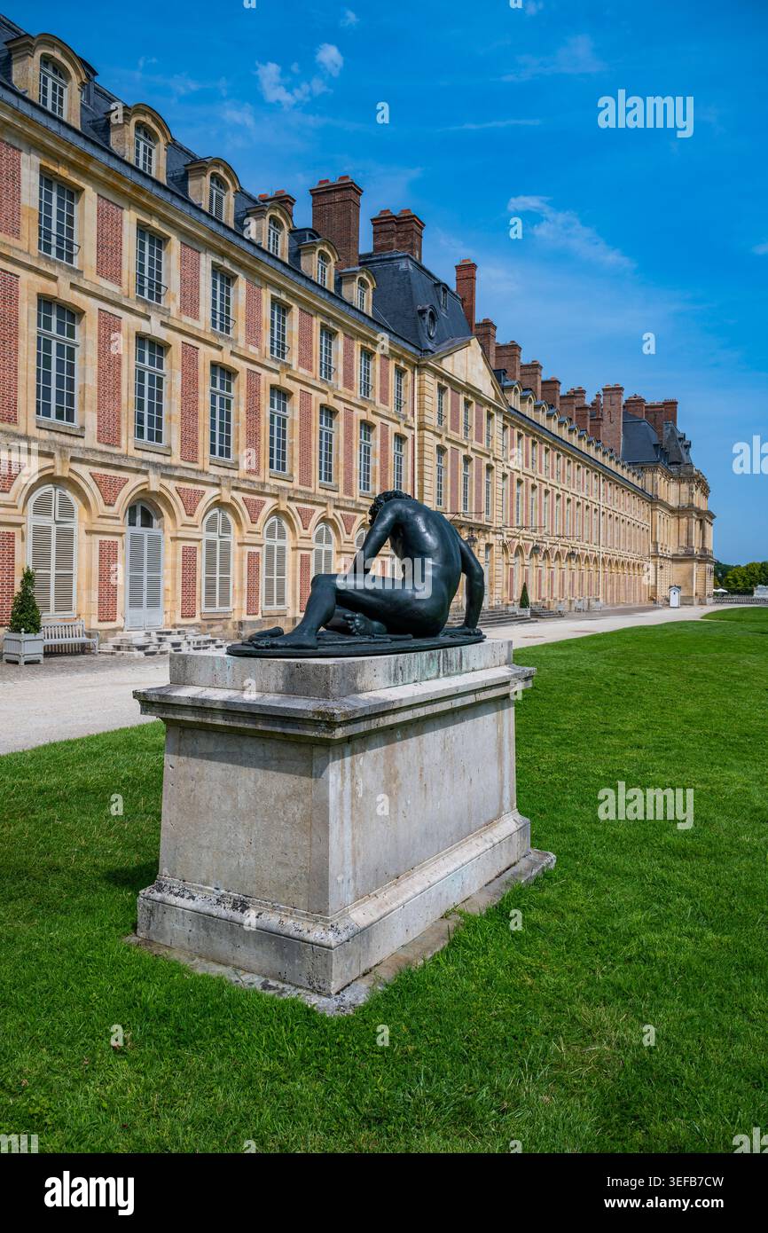 Esplorando l'arte e l'architettura del palazzo Fontainebleau in Francia con una scultura in primo piano Foto Stock