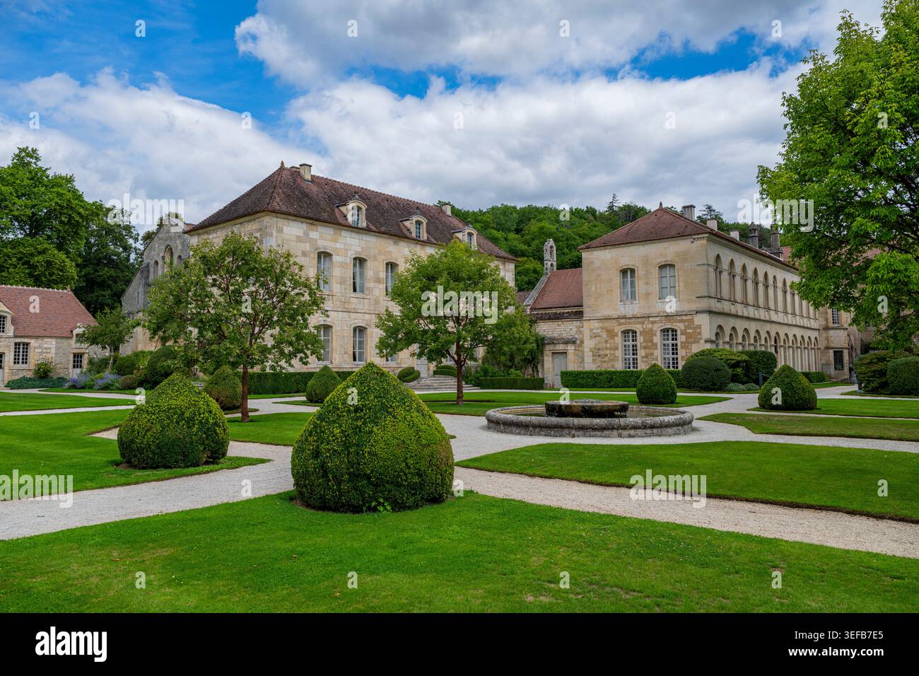 L'Abbazia di Fontenay mostra architettura storica e giardini paesaggistici in Francia con cielo nuvoloso Foto Stock