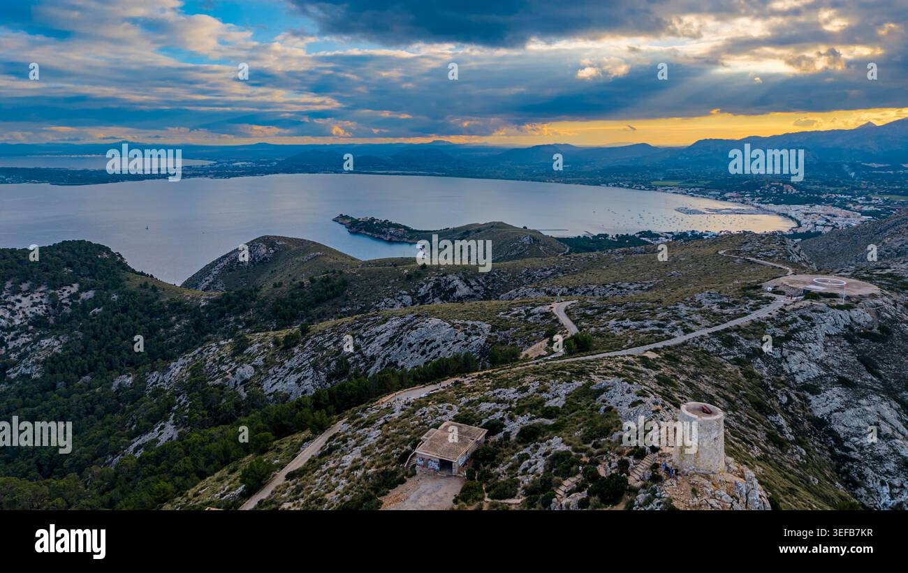 Esplorando la penisola di Formentor con vista su Port de Pollenca a Maiorca, Isole Baleari, Spagna Foto Stock
