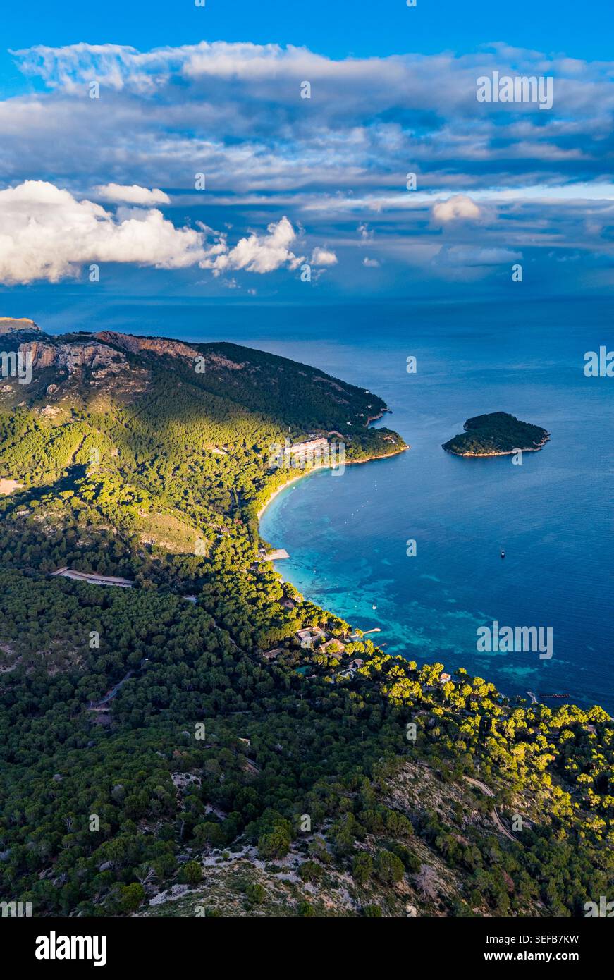 La vista aerea della penisola di Formentor a Maiorca mostra le coste e le acque blu Foto Stock