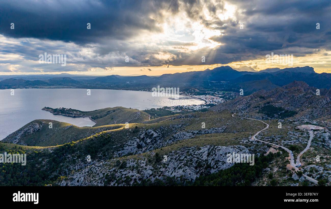 Vista della penisola di Formentor con oceano e nuvole a Maiorca, Spagna Foto Stock