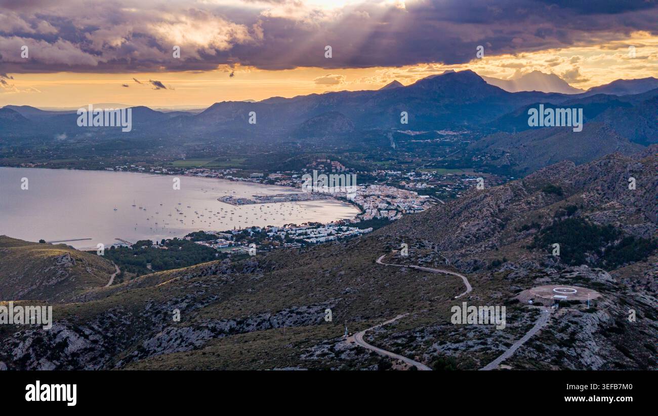 Penisola di Formentor e Port de Pollenca sotto le nuvole di Maiorca, Isole Baleari, Spagna durante il tramonto Foto Stock