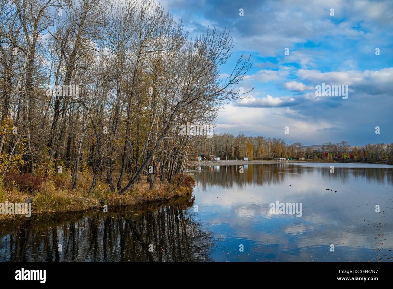 L'acqua riflette gli alberi nel parco nazionale Kyzyl in Russia durante l'autunno Foto Stock