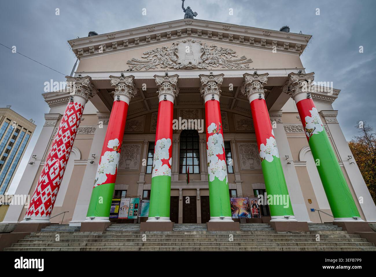 Il teatro nazionale di Gomel presenta colonne colorate con disegni floreali durante una giornata nuvolosa in Bielorussia Foto Stock