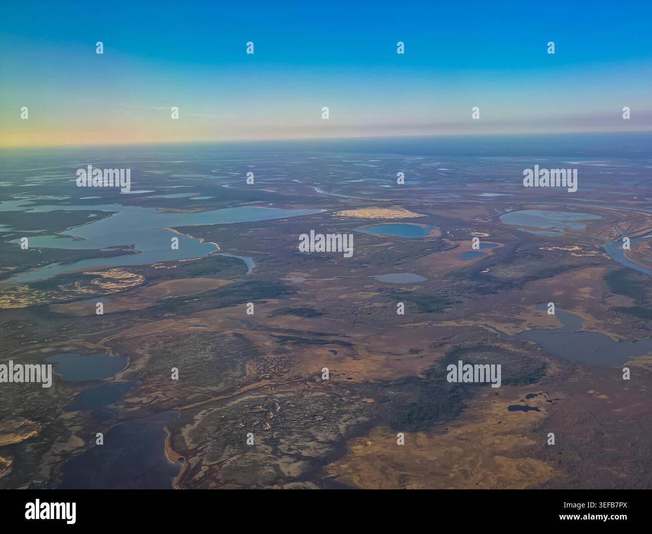 Vasta vista aerea del paesaggio artico che mostra i corpi idrici e le forme del terreno nell'Okrug autonomo di Nenets, Russia Foto Stock