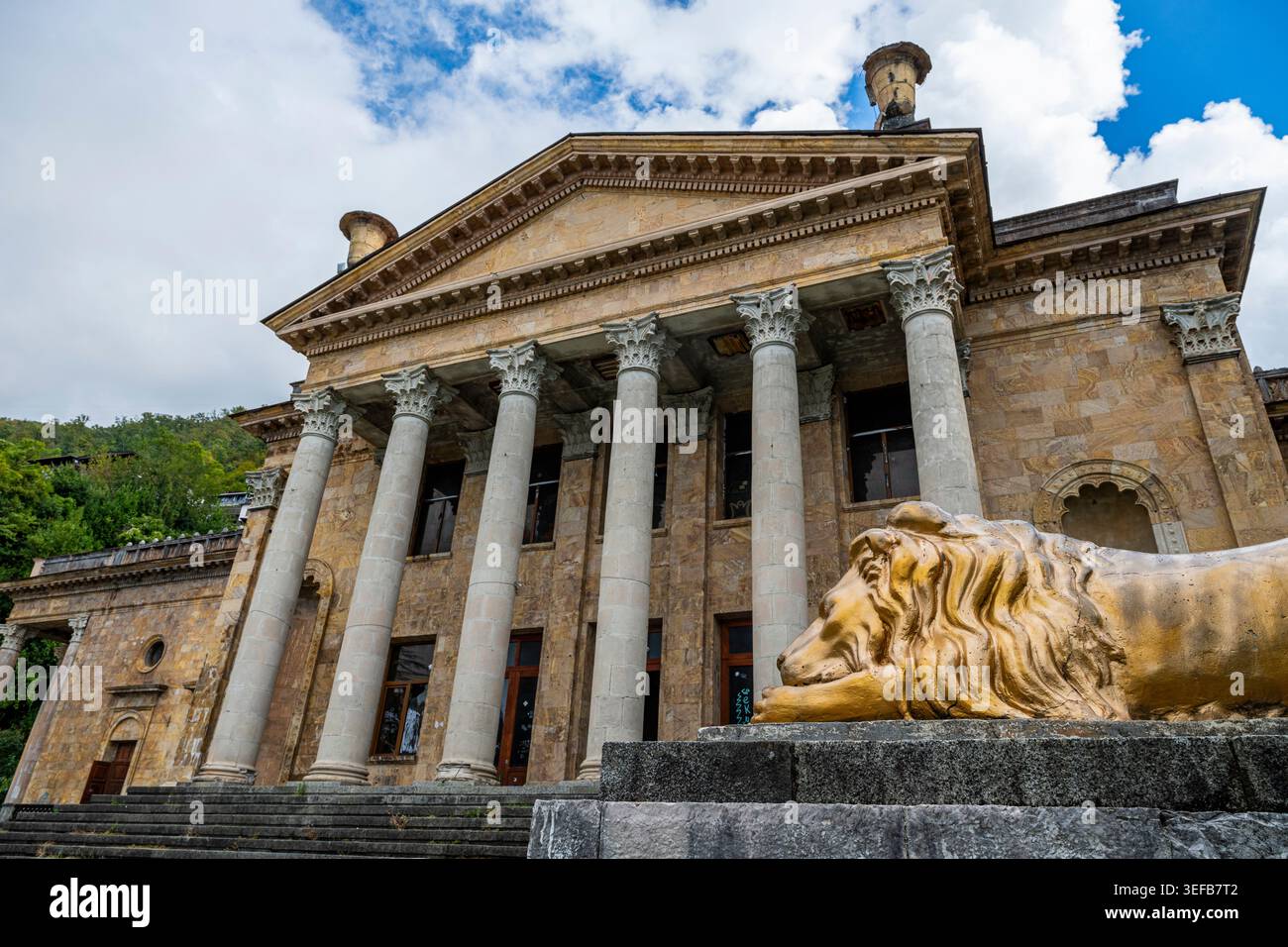 Edificio storico con design architettonico a Gagra, Abkhazia, con una statua di leone davanti Foto Stock