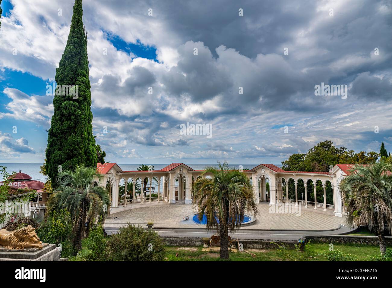 I visitatori esplorano Gagra Colonnade sul mare a Gagra, Abkhazia, sotto cieli nuvolosi Foto Stock