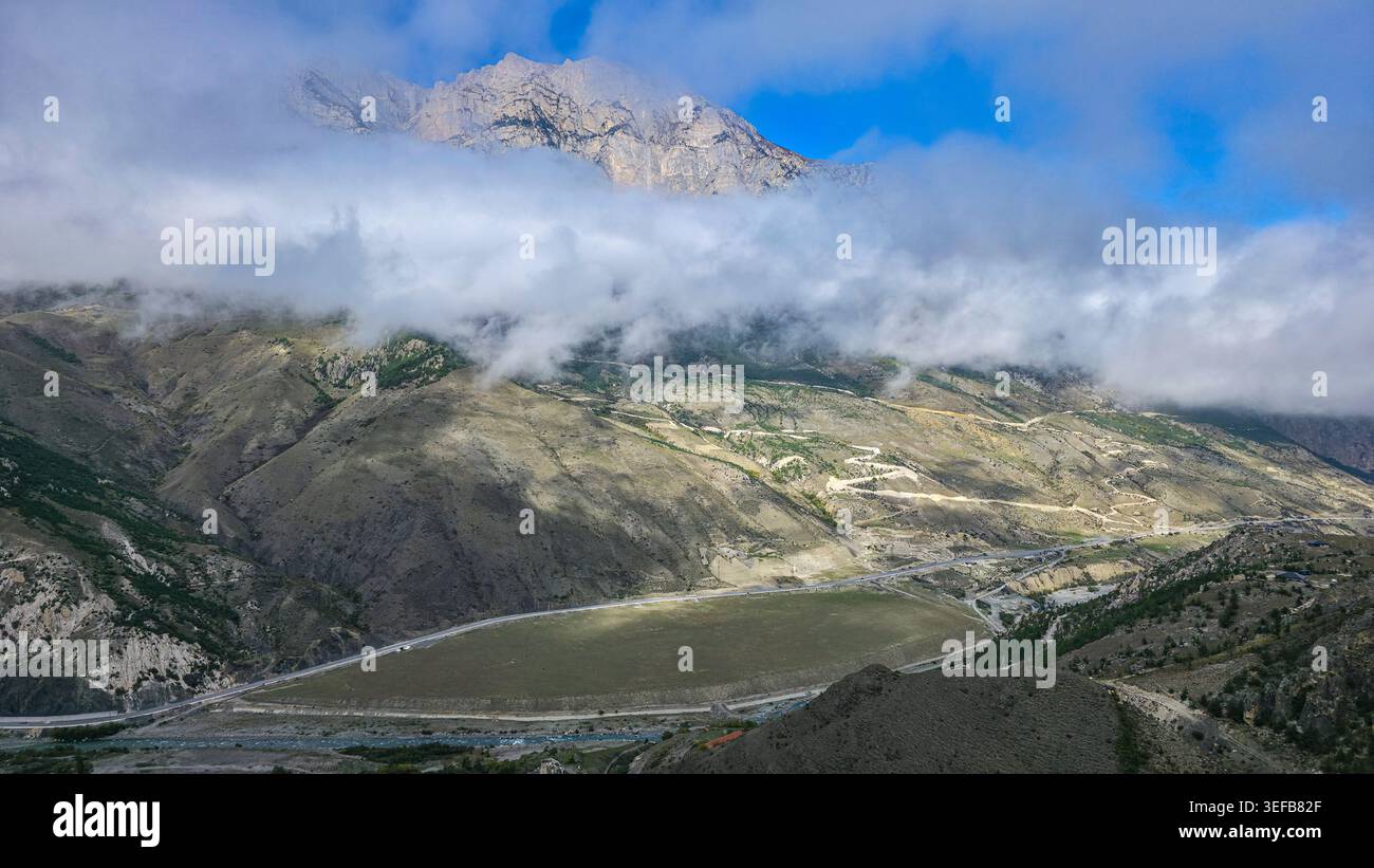 Scenario di montagna con nuvole e ombre nell'Ossezia settentrionale, la regione russa del Caucaso durante il giorno Foto Stock