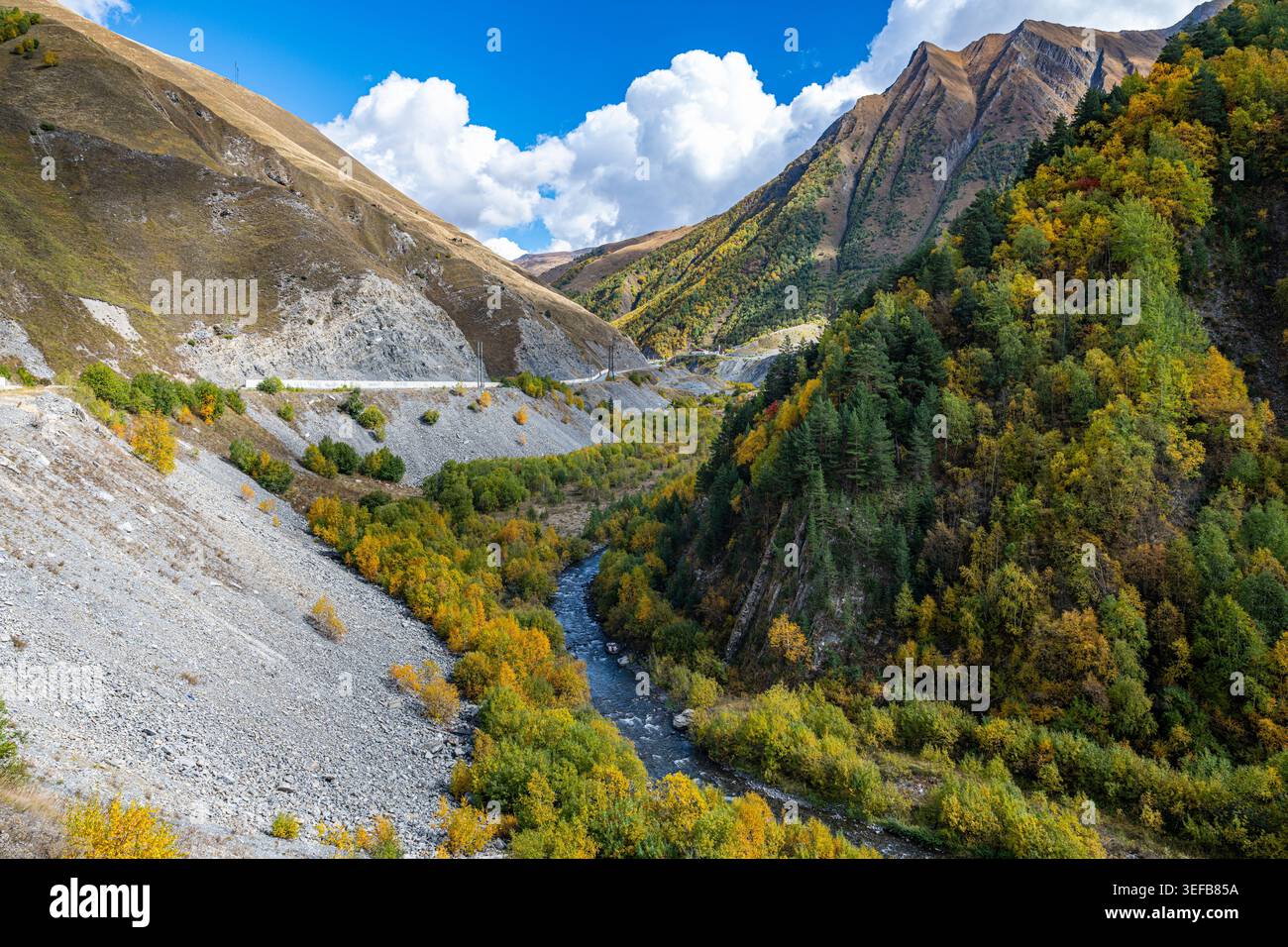 Paesaggi colorati nelle montagne del Caucaso durante l'autunno nell'Ossezia del Sud, Russia Foto Stock