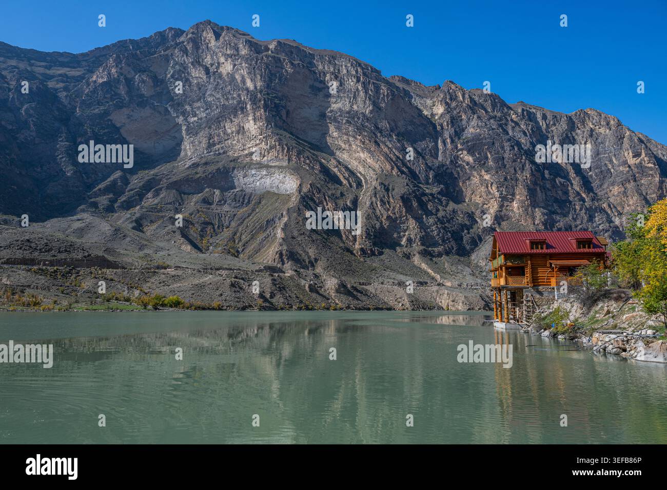 Rifugio di montagna situato presso il fiume Awarskoje Koisu nel Daghestan, Russia, vicino al paesaggio roccioso di montagna e al cielo azzurro Foto Stock