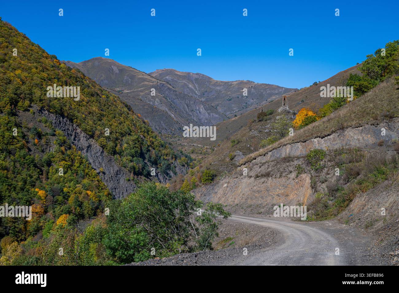 Montagne remote mostrano colori autunnali in Cecenia, mostrando la natura e il paesaggio della regione del Caucaso in Russia Foto Stock