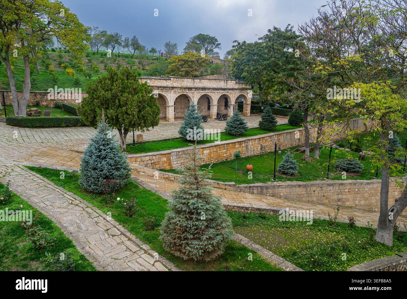 Fortezza a Naryn-Kala con strutture in pietra e alberi in Daghestan, Russia Foto Stock