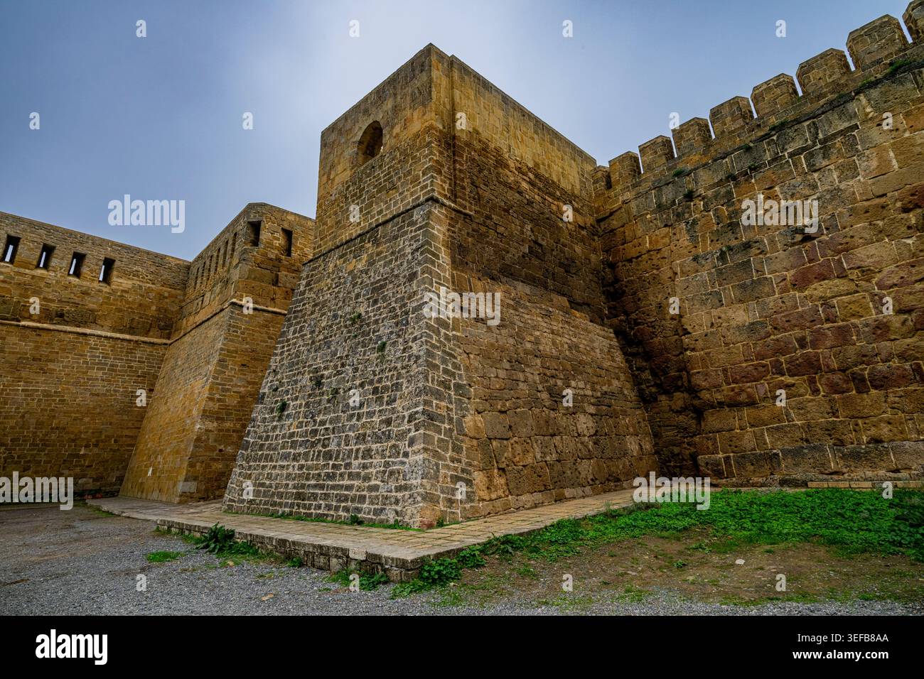 La fortezza di Naryn-Kala si erge a Derbent con antiche mura di pietra e storia Foto Stock