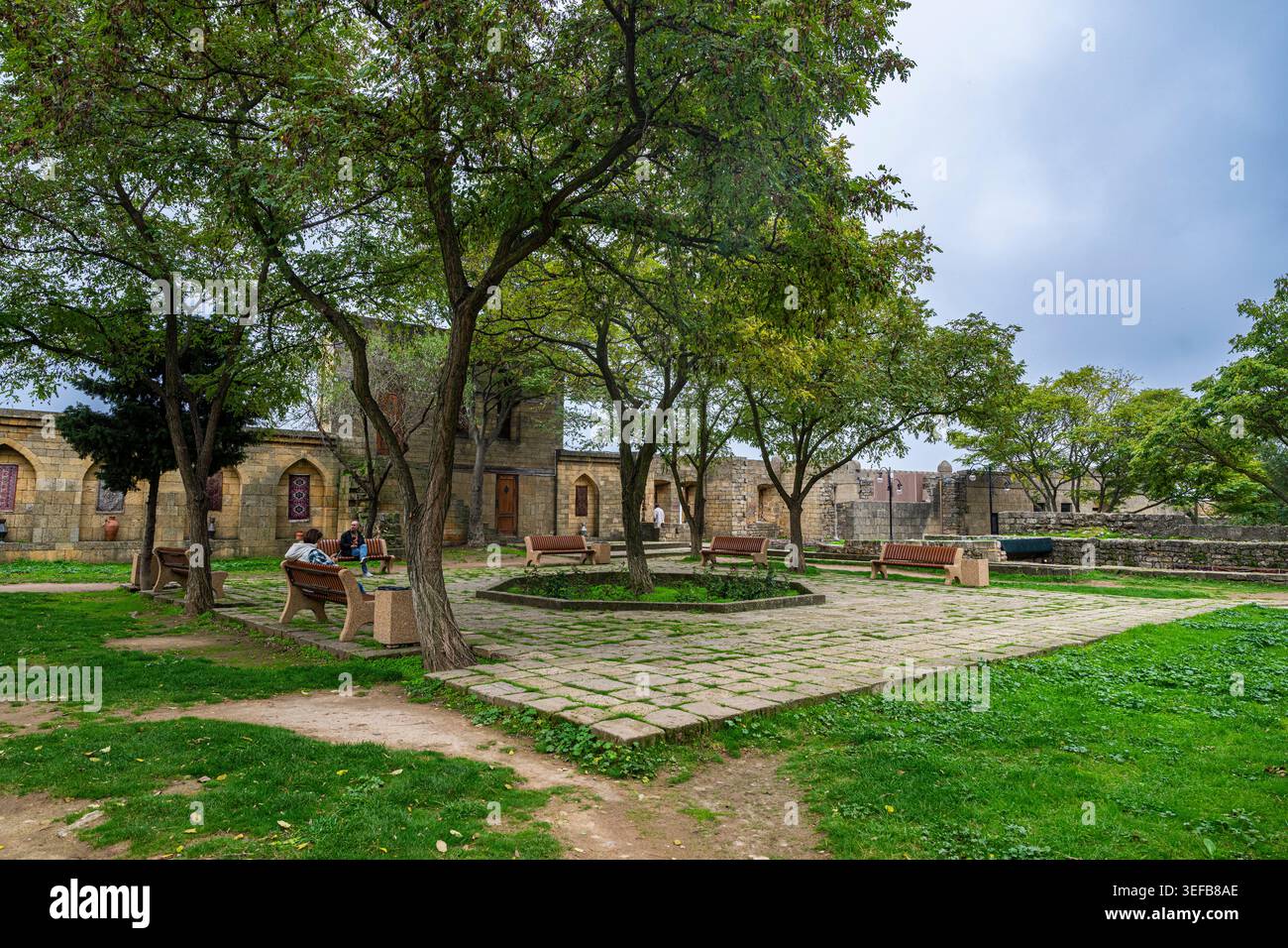 Esplora la fortezza medievale di Naryn-Kala con i visitatori che si godono i giardini di Derbent Dagestan, Russia Foto Stock