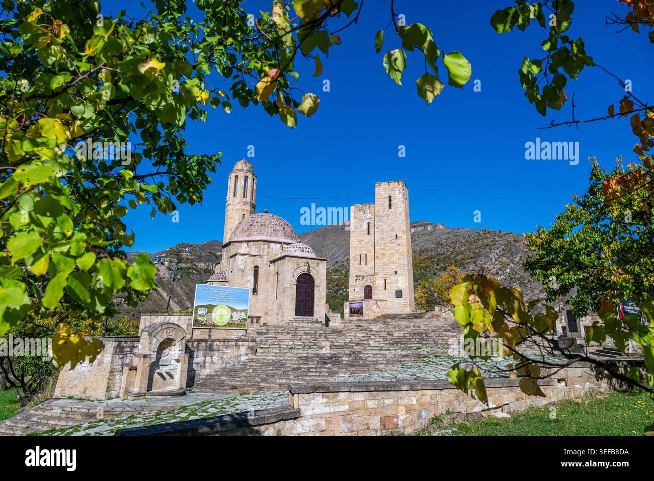 Il complesso commemorativo Vatan mostra l'architettura storica contro il cielo blu nel Daghestan, in Russia Foto Stock