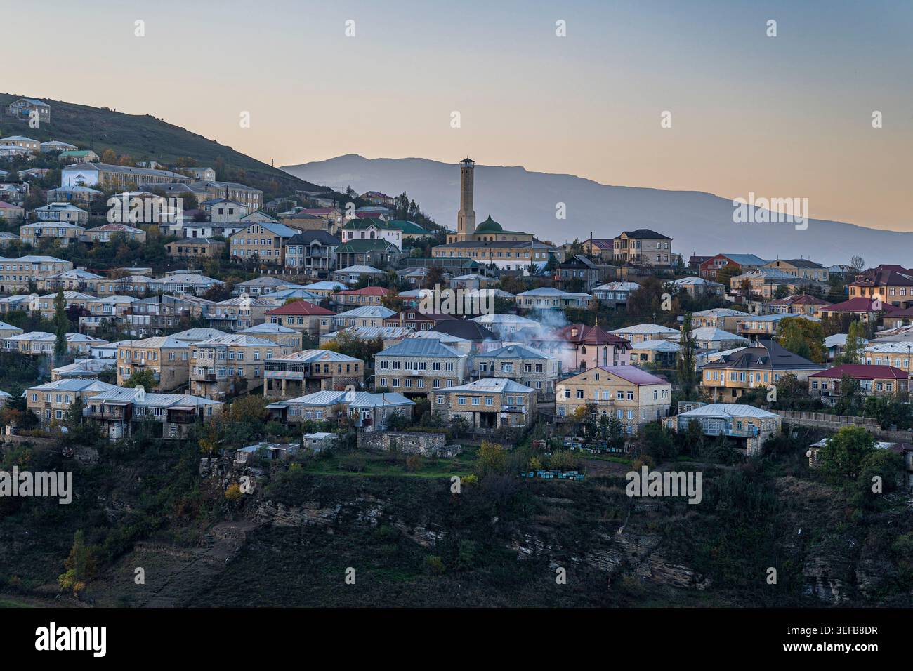 Vista sugli edifici di Kubachi nel Daghestan, Russia, durante la luce serale con montagne lontane Foto Stock
