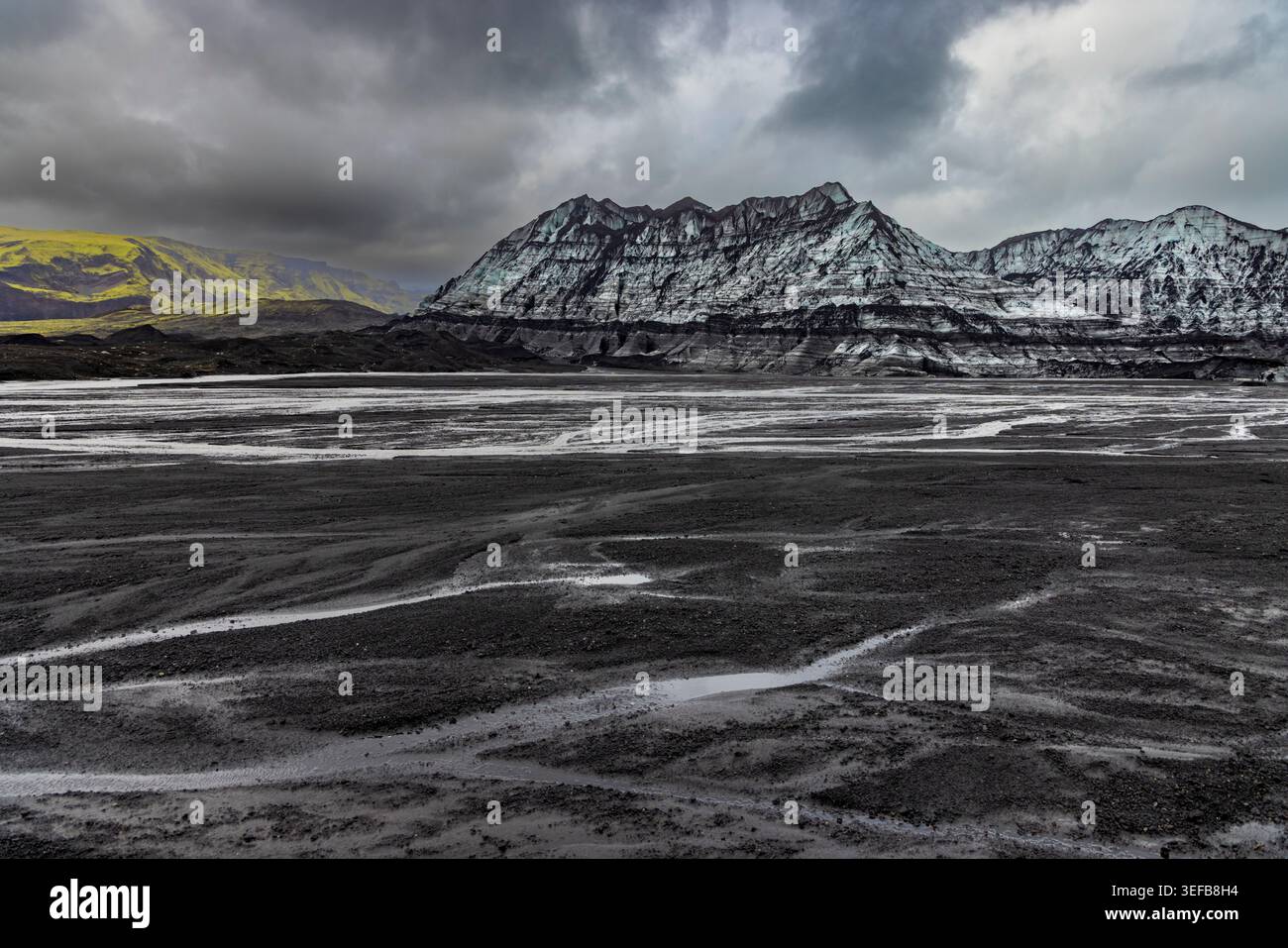 I modelli di acqua di fusione glaciale interagiscono con le pianure vulcaniche vicino al ghiacciaio Katla in Islanda mostrando cambiamenti nel paesaggio Foto Stock