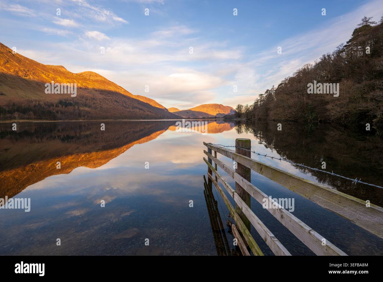 Vista del lago Buttermere con riflessi al tramonto nel Lake District National Park in Cumbria Foto Stock