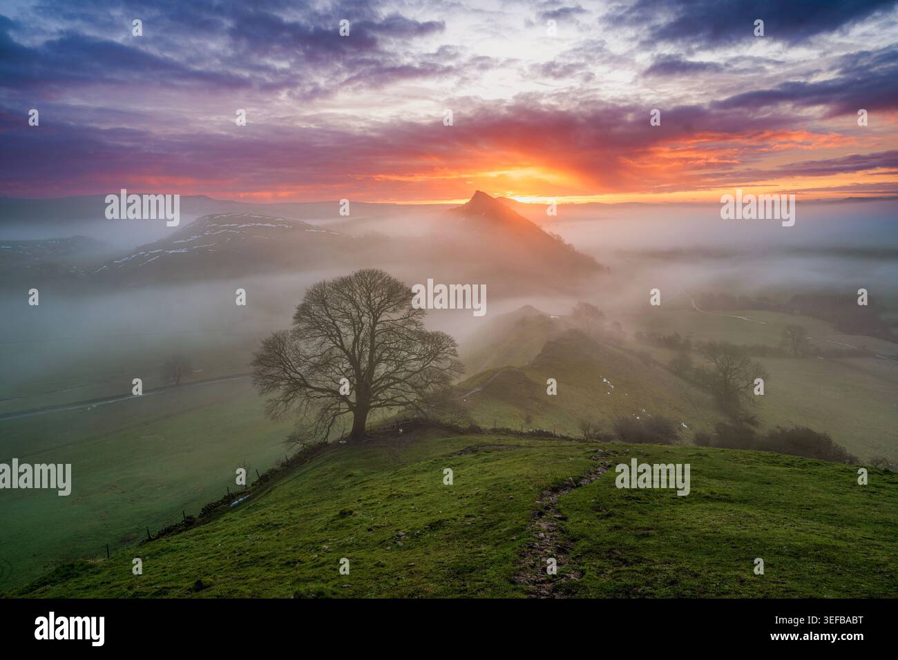 Alba su Parkhouse Hill e Chrome Hill con condizioni nebbiose nel Peak District National Park, Derbyshire Foto Stock