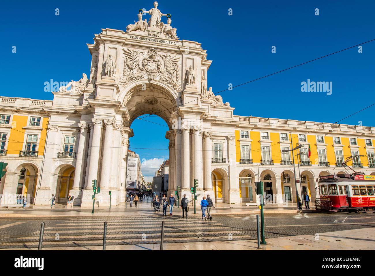 Il tram passa per l'Arco da Rua Augusta o Arco di Trionfo di Praca do Comercio, Lisbona, Portogallo Foto Stock