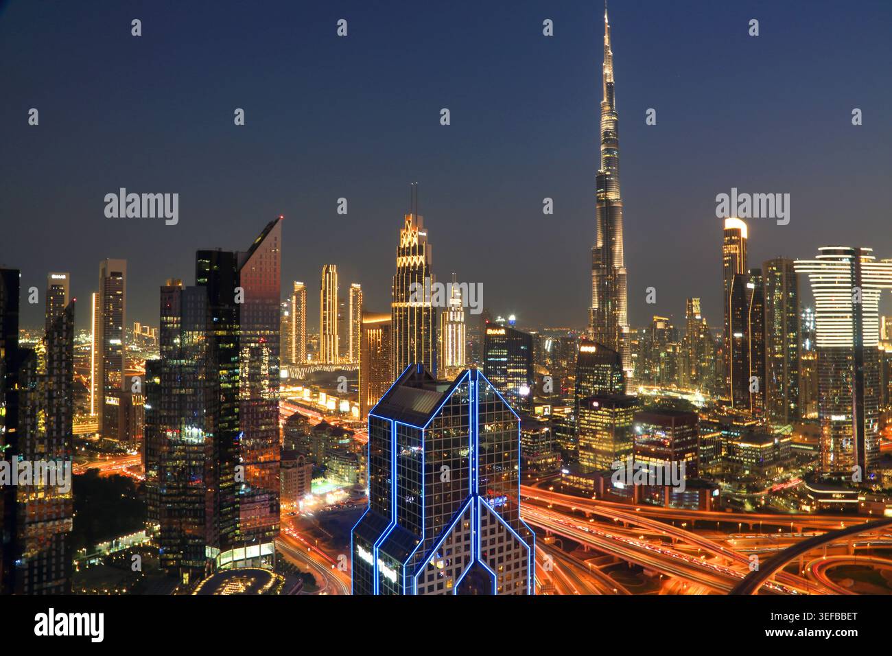 Vista notturna del Burj Khalifa e dello skyline di Dubai con le luci della città e le strade trafficate nel centro di Dubai Foto Stock