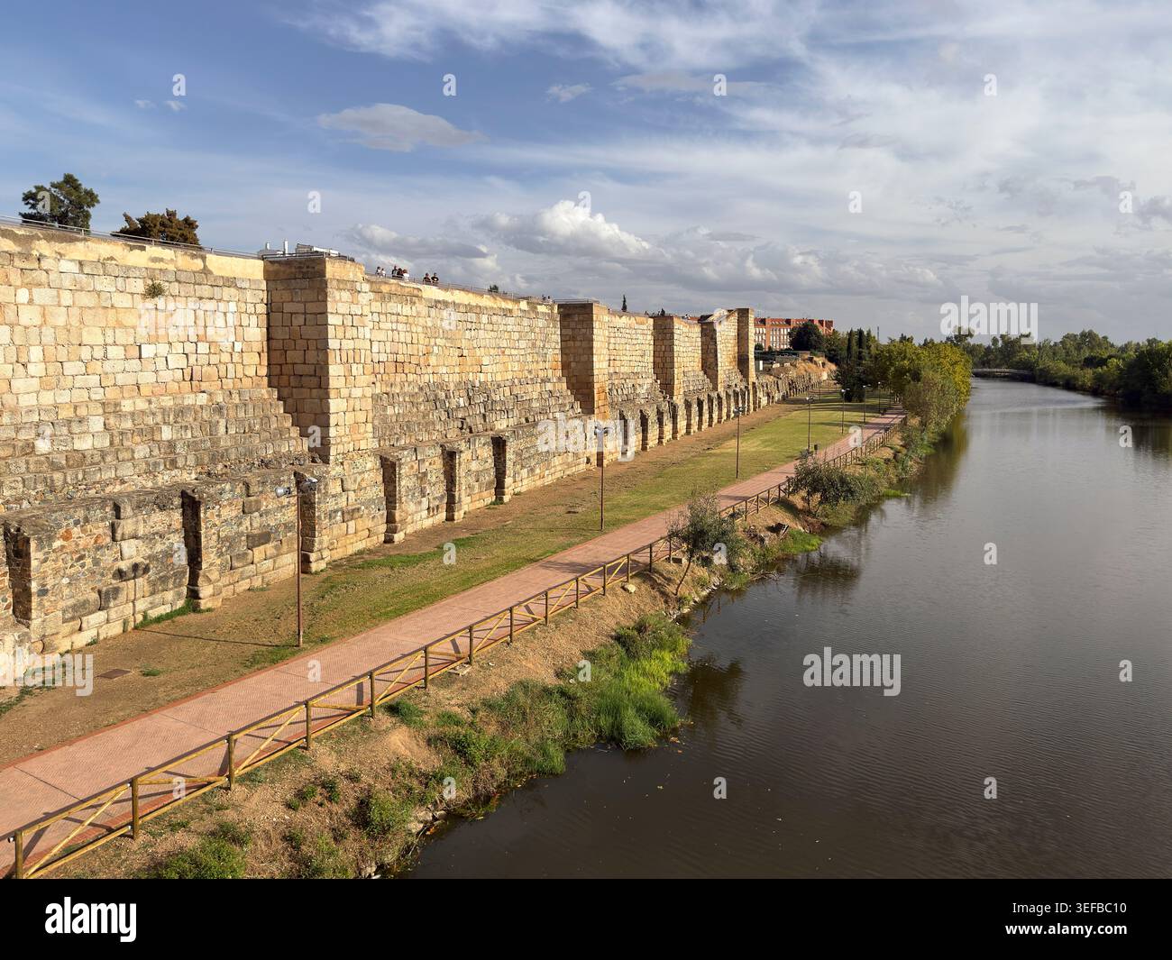 Esplorando le mura della città e la passeggiata lungo il fiume Guadiana a Merida, Estremadura, Spagna, vicino alla luce del giorno Foto Stock