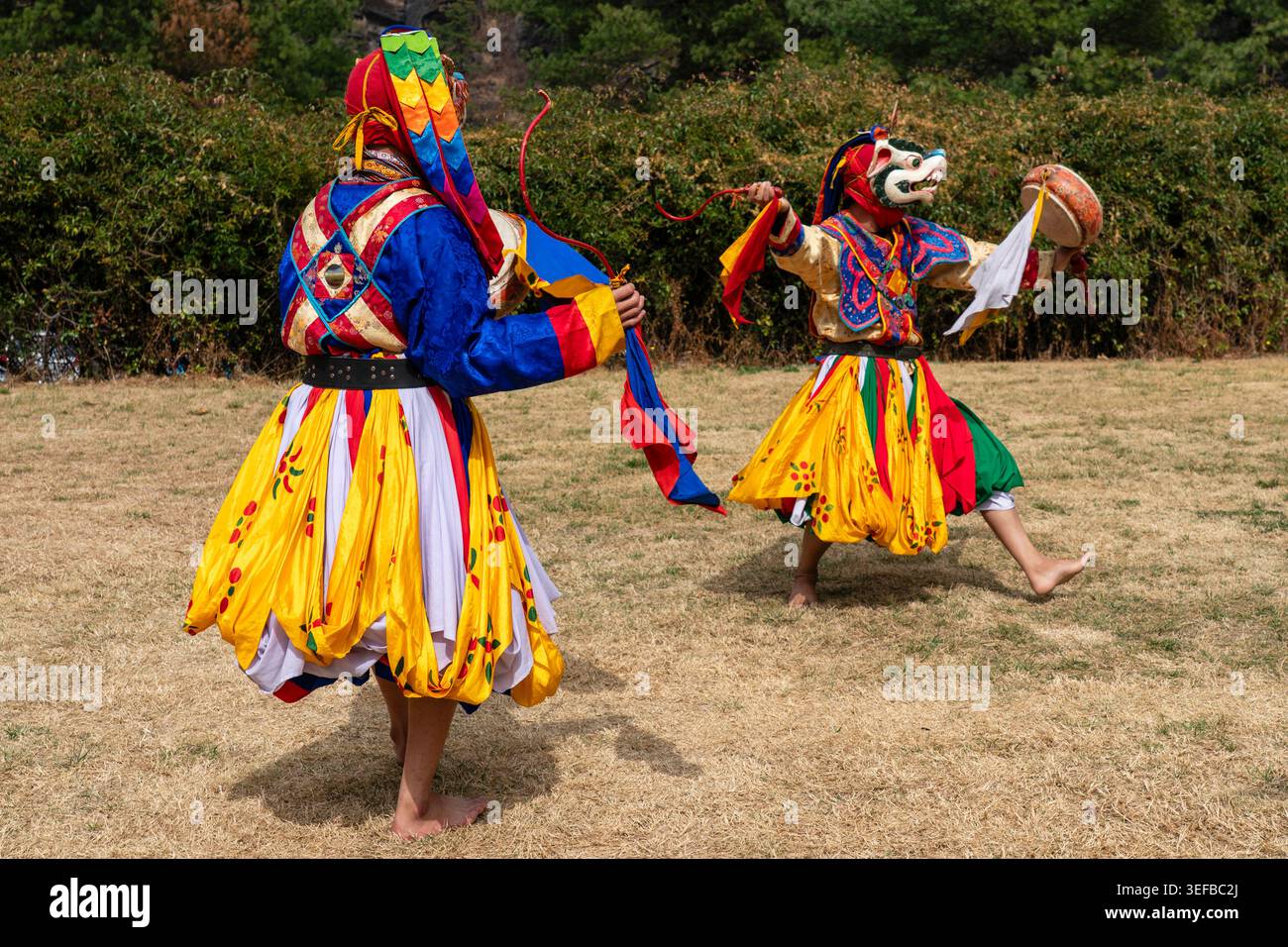 Il popolo bhutanese esegue la danza Cham durante un festival a Paro, mostrando costumi vivaci e tradizioni culturali in Bhutan Foto Stock