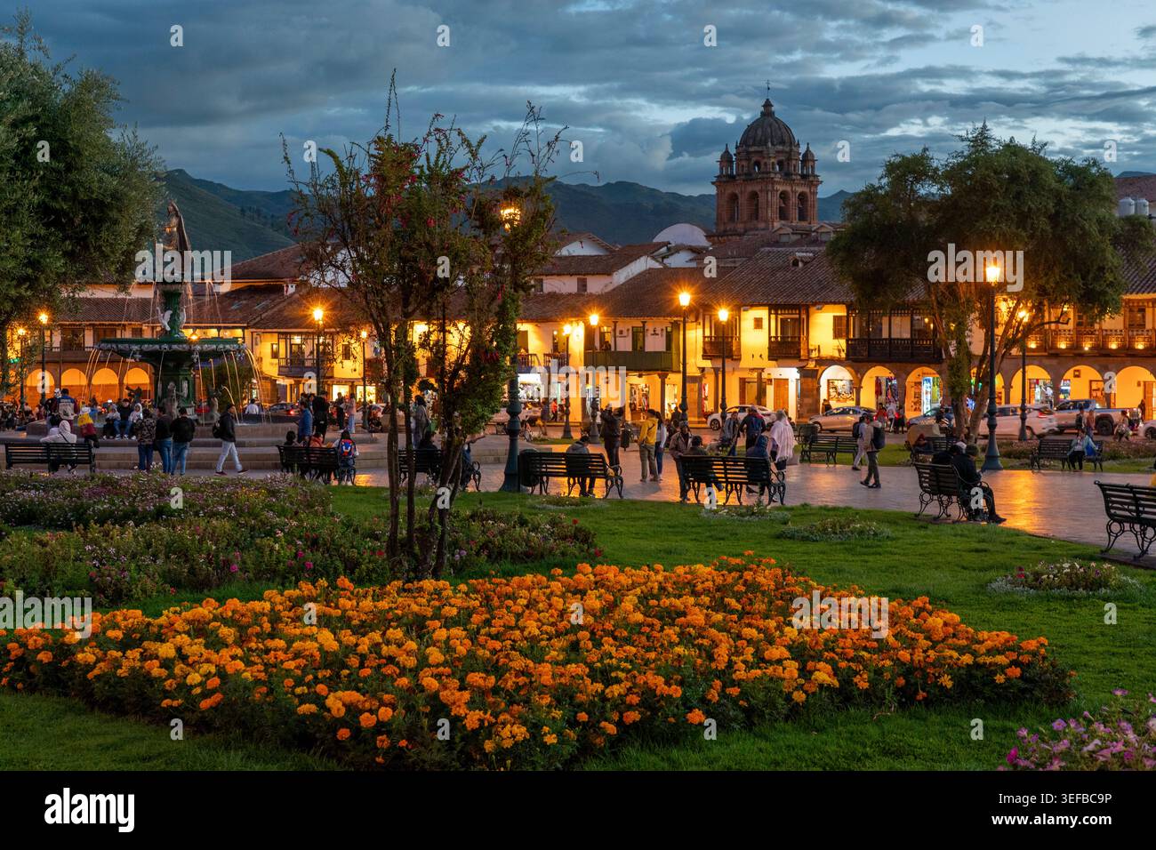 Plaza de Armas si anima al crepuscolo con gente che si gode il paesaggio di Cusco, in Perù Foto Stock