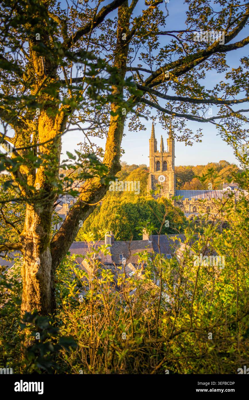 Vista della chiesa di San Giovanni Battista in autunno a Tideswell, Derbyshire Peak District in Inghilterra Foto Stock