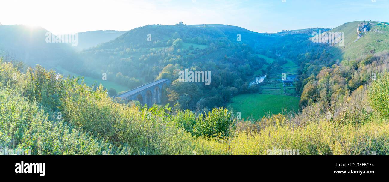Vista di Monsal Dale con viadotto al tramonto in autunno a Bakewell, Derbyshire Dales, Inghilterra Foto Stock