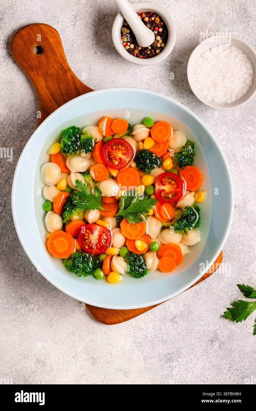 Zuppa fatta in casa con mini gnocchi e verdure. Foto Stock