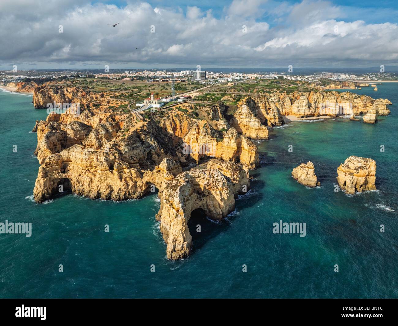 Vista aerea del Ponte da Piedade a Lagos, Algarve, Portogallo, con scogliere calcaree, insenature oceaniche e faraglioni di mare. Foto Stock