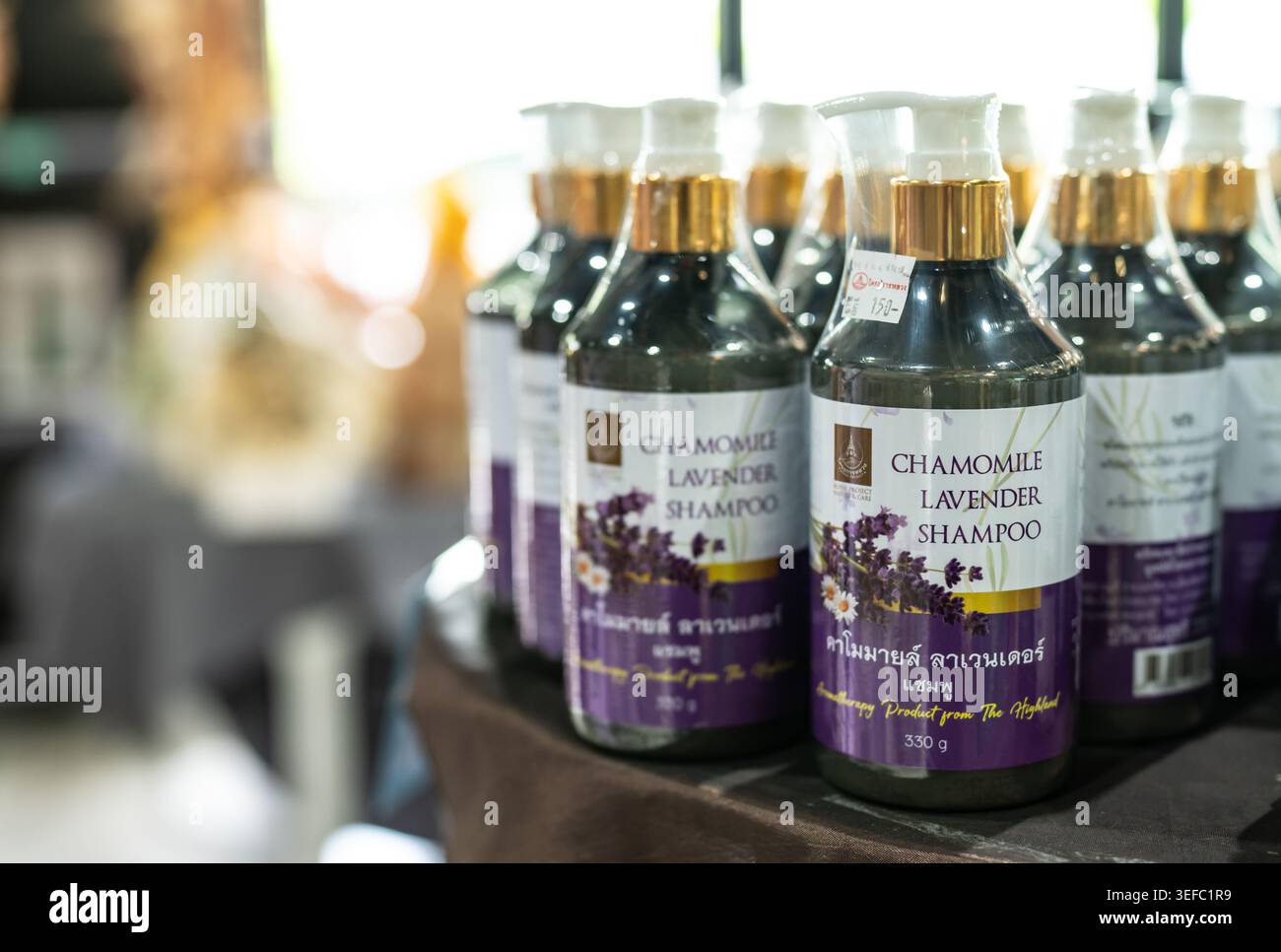 CHIANG mai, THAILANDIA - 9 MAGGIO 2026: Bottiglie di shampoo alla lavanda camomilla del Royal Project, che mostrano l'elegante etichetta viola e il pu con tappo dorato Foto Stock