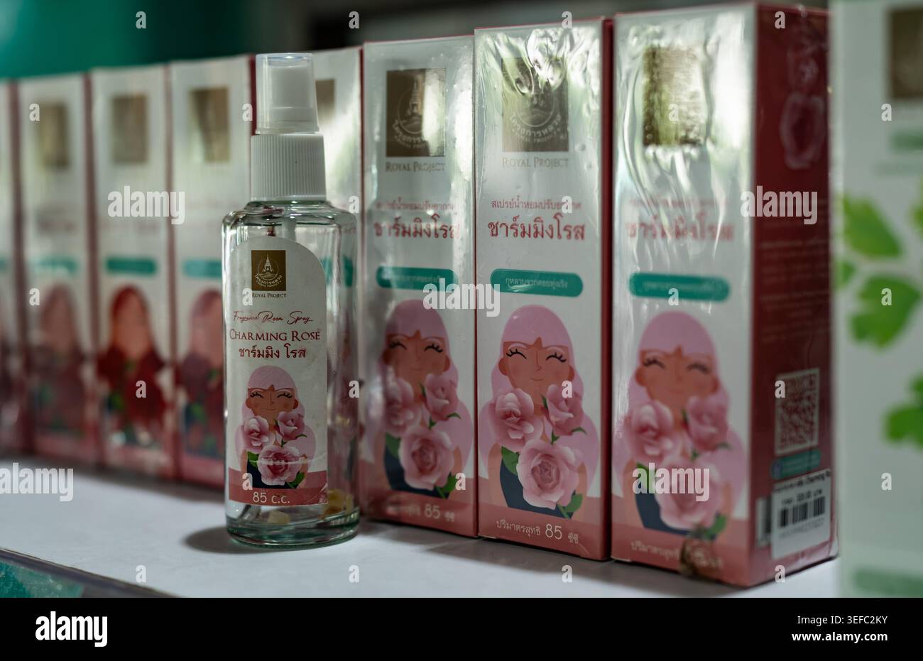 CHIANG mai, THAILANDIA - 9 MAGGIO 2026: Spray per la profumazione "Charming Rose" (85cc) e la sua confezione illustrata dalla Royal Project Foundation, featu Foto Stock