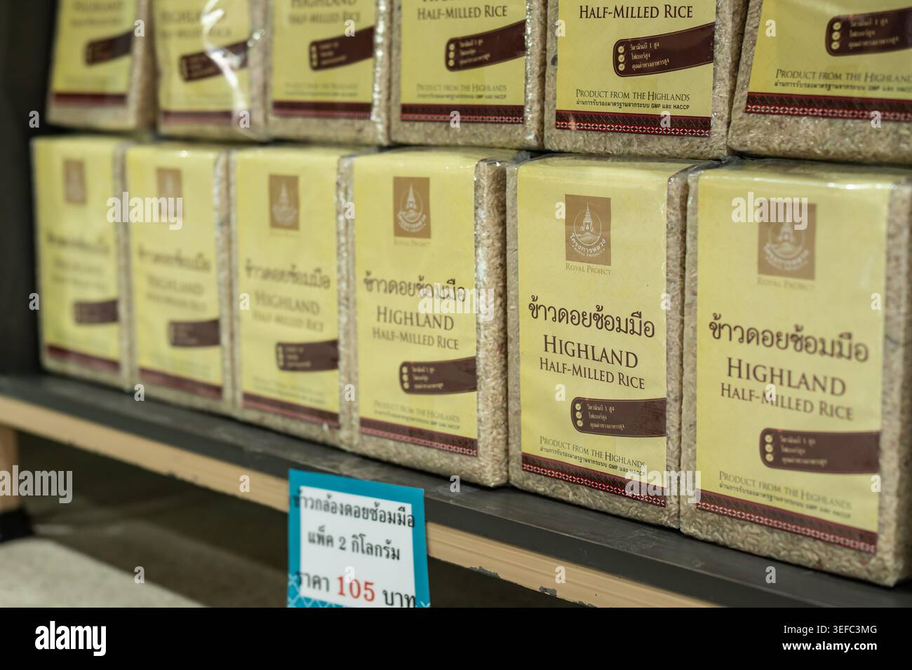 CHIANG mai, THAILANDIA - 9 MAGGIO 2026: Grandi confezioni da 2 kg di "Highland Half-Milled Rice" della Royal Project Foundation, mostrate con un prezzo su una Foto Stock