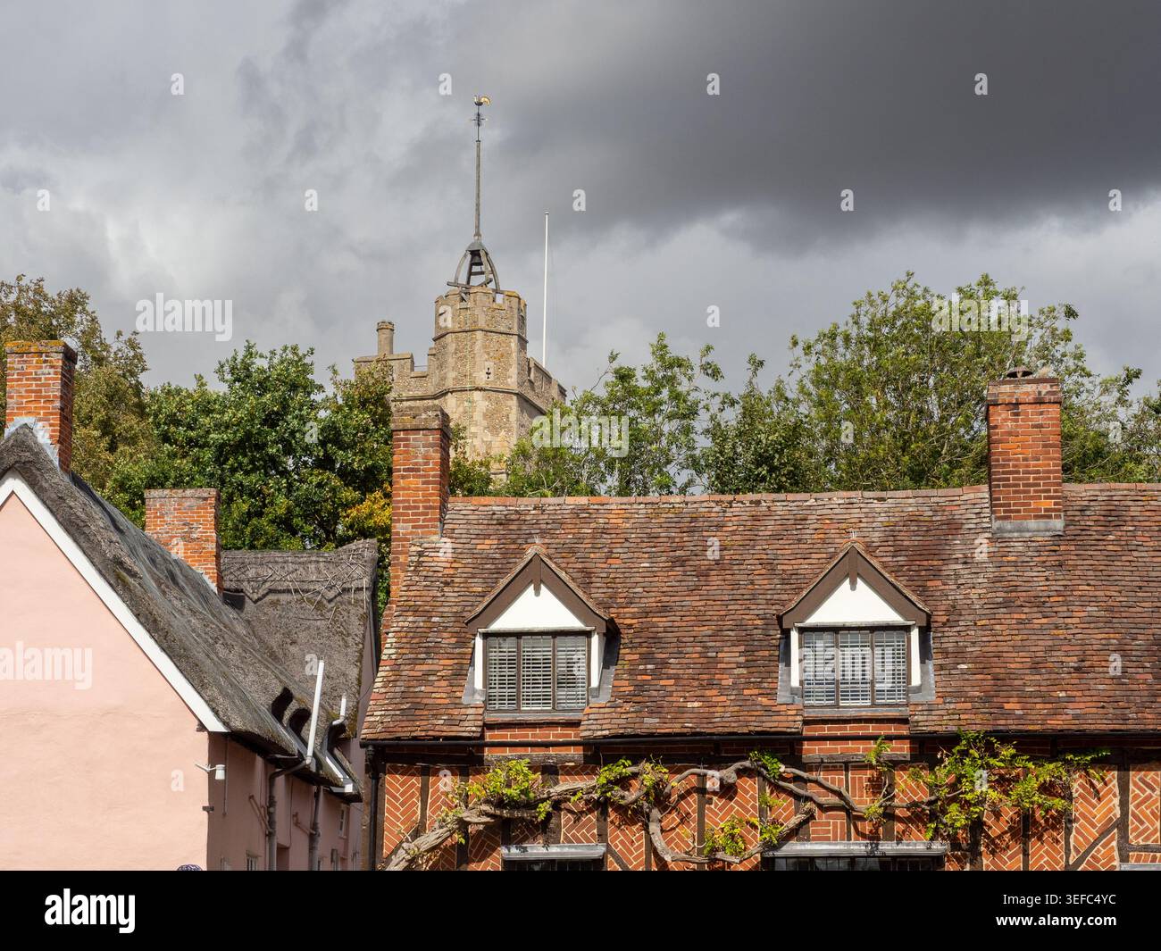 Vista sul tetto del villaggio di Cavendish, Suffolk, Regno Unito, con cottage storici e la torre della chiesa Foto Stock