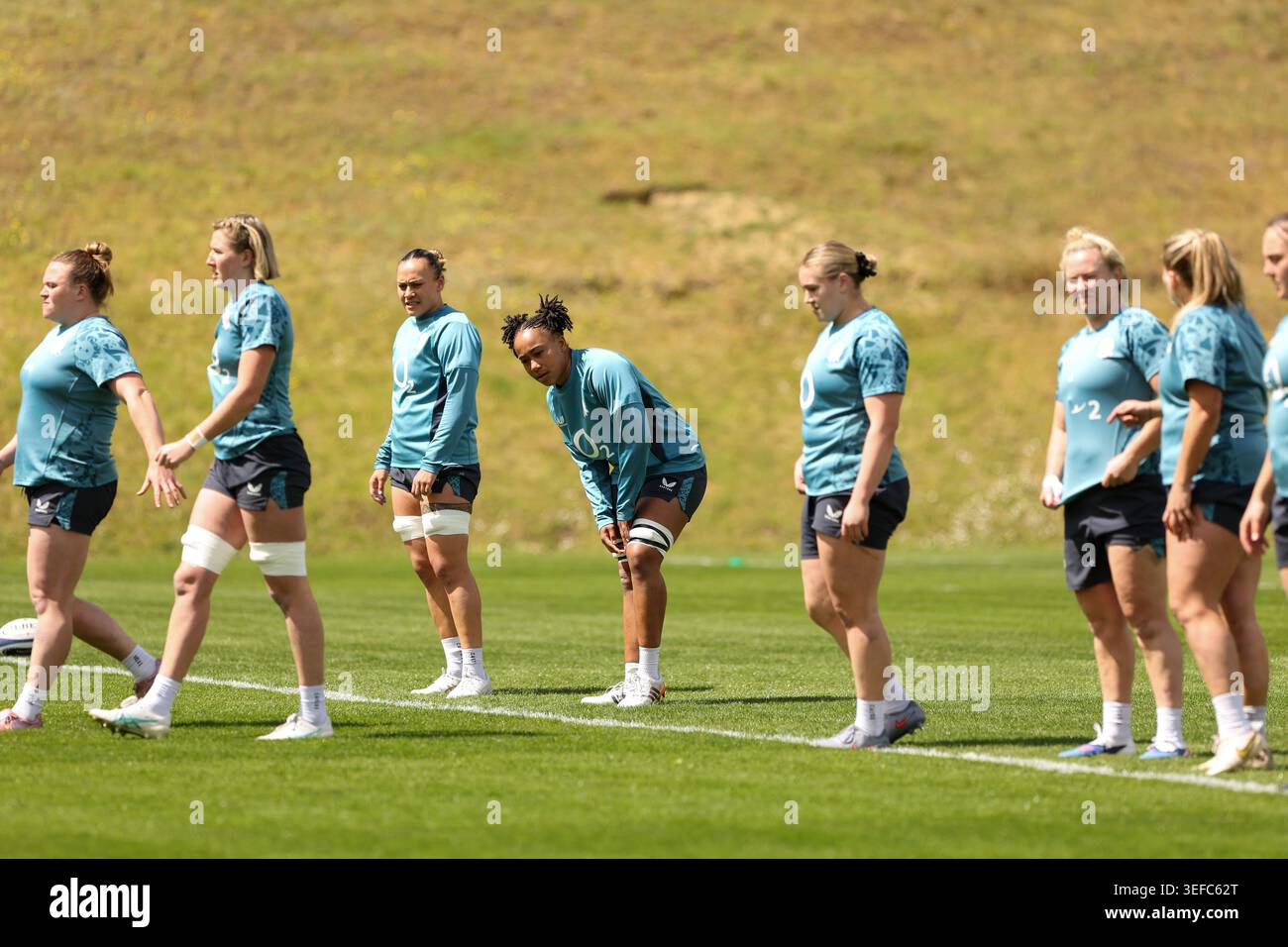 Bagshot, Regno Unito. Giovedì 14 maggio 2026. Nella foto da sinistra a destra: Sadia Kabeya (centro) alla sessione di allenamento di accesso ai media dell'England Rugby al Pennyhill Park. Crediti: Cat Goryn/Alamy Live News Foto Stock