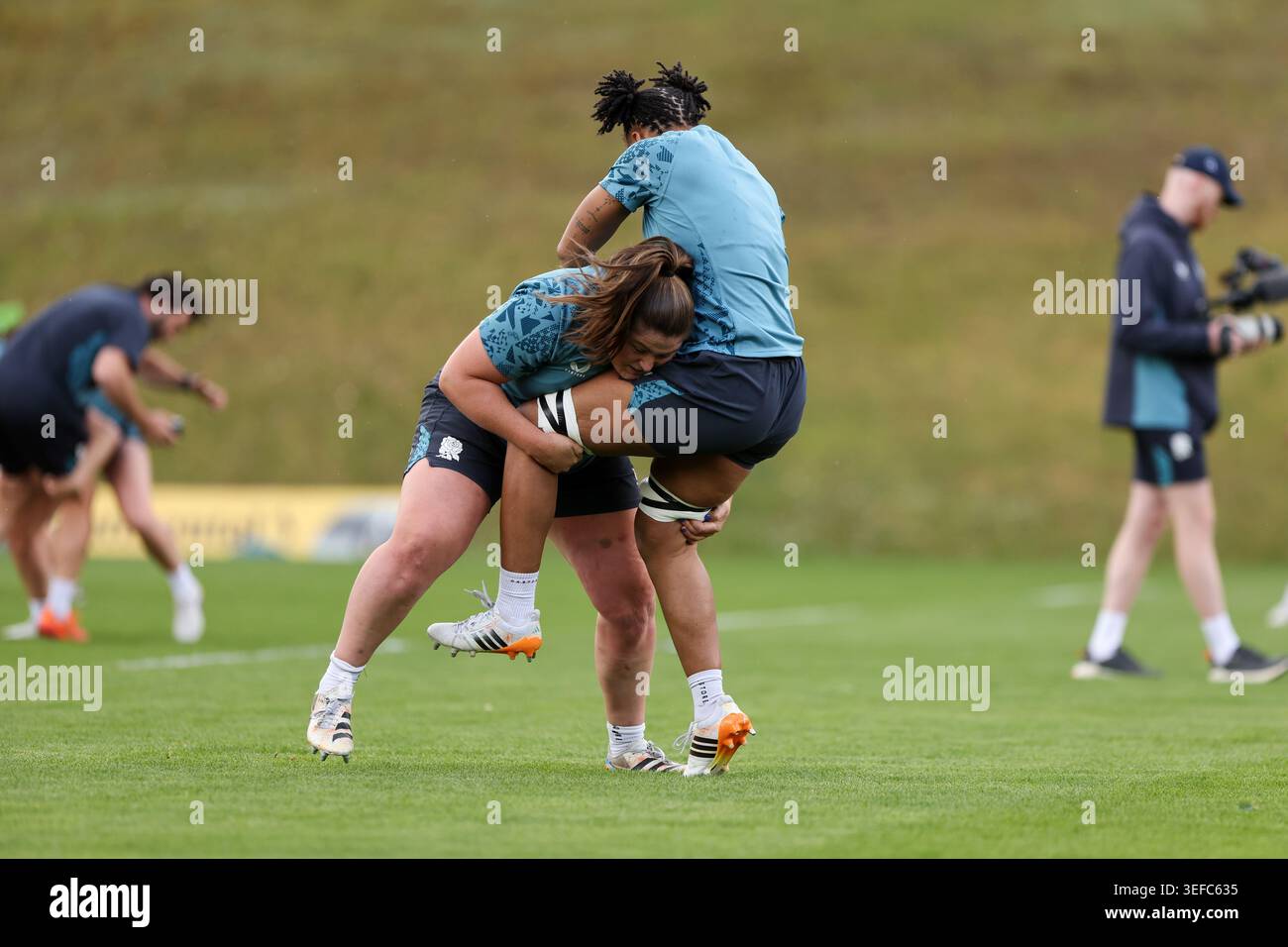 Bagshot, Regno Unito. Giovedì 14 maggio 2026. Nella foto da sinistra a destra: Maud Muir e Sadia Kabeya durante la sessione di allenamento di accesso ai media di England Rugby al Pennyhill Park. Crediti: Cat Goryn/Alamy Live News Foto Stock