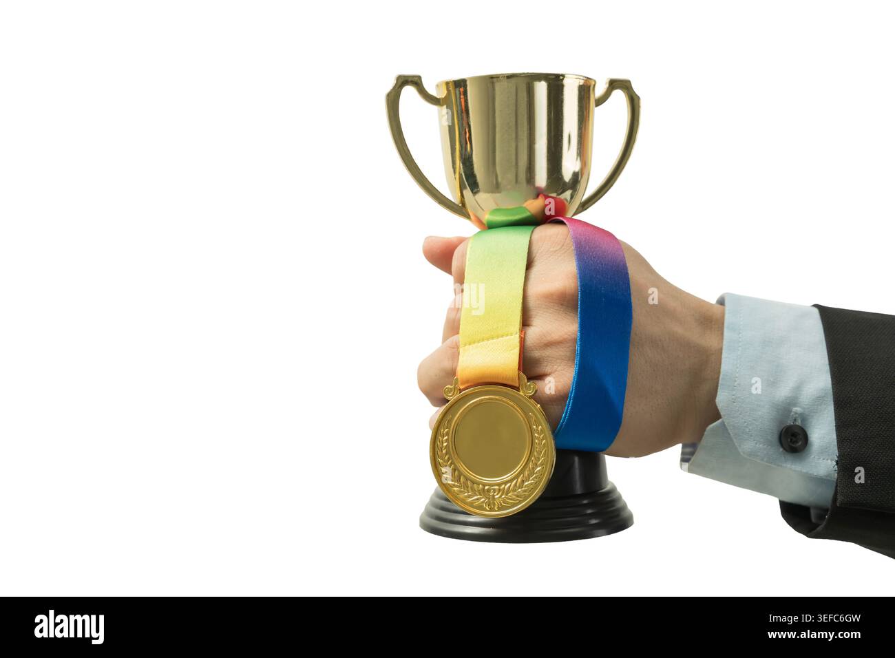 Una mano professionista detiene un trofeo d'oro con una medaglia, che simboleggia il successo aziendale, la vittoria, il successo, la leadership, e motivazione vincente. Foto Stock