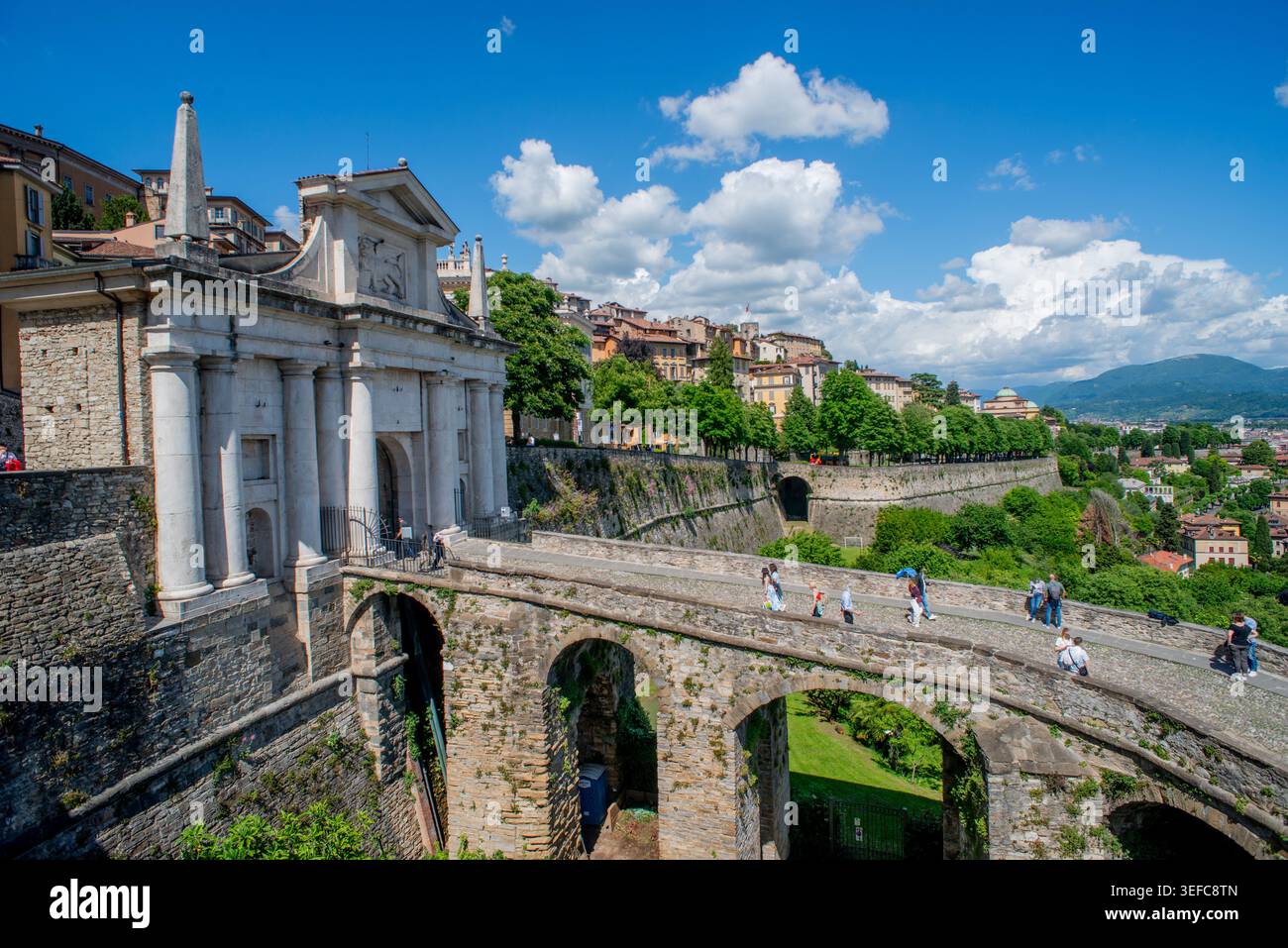 Porta San Giacomo, la più bella delle porte di accesso dalle mura veneziane alla città alta di Bergamo, Foto Stock