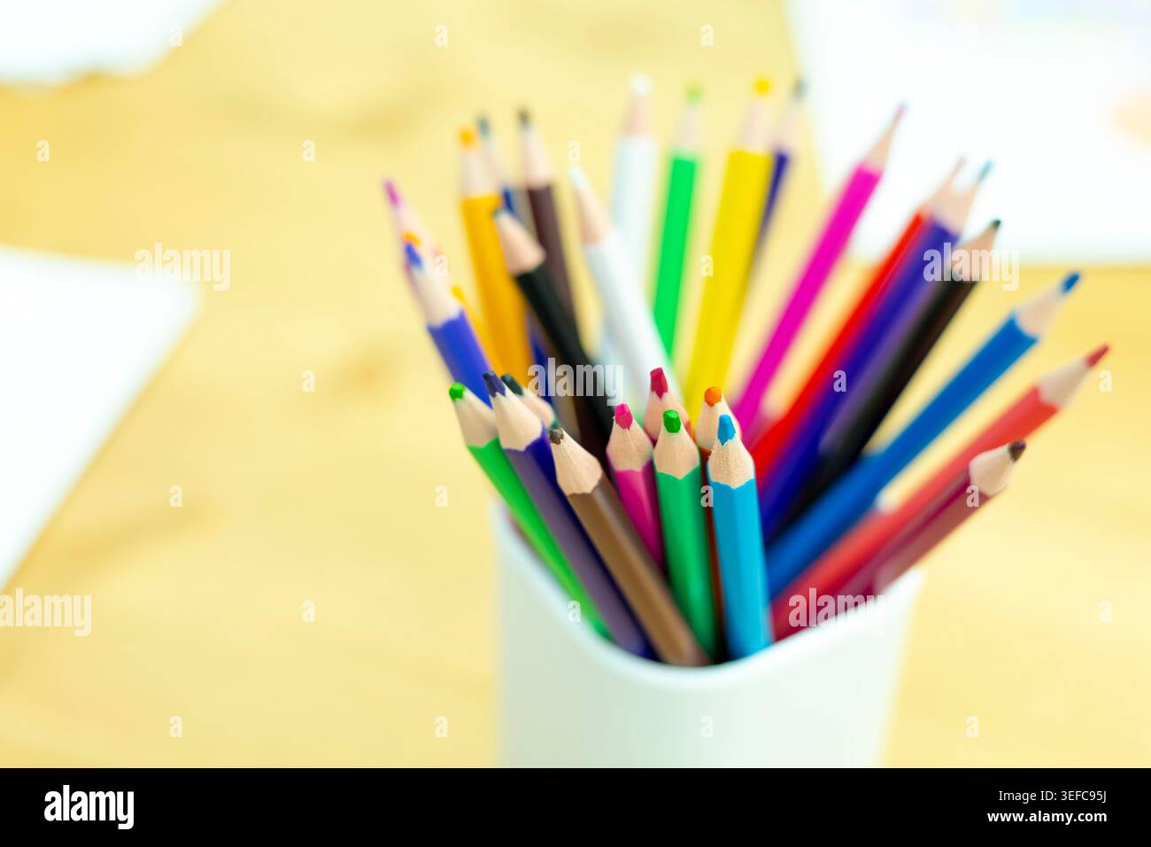Tazza piena di matite colorate su un tavolo, materiali creativi, cancelleria scolastica, ispirazione artistica, concetto educativo. Foto Stock