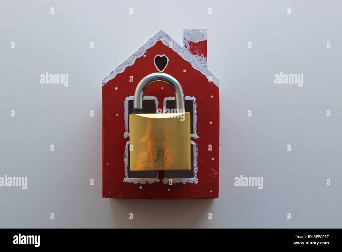 Lucchetto graffiato su figura di casa al centro dell'immagine. Foto illustrativa sulla sicurezza domestica privata Foto Stock