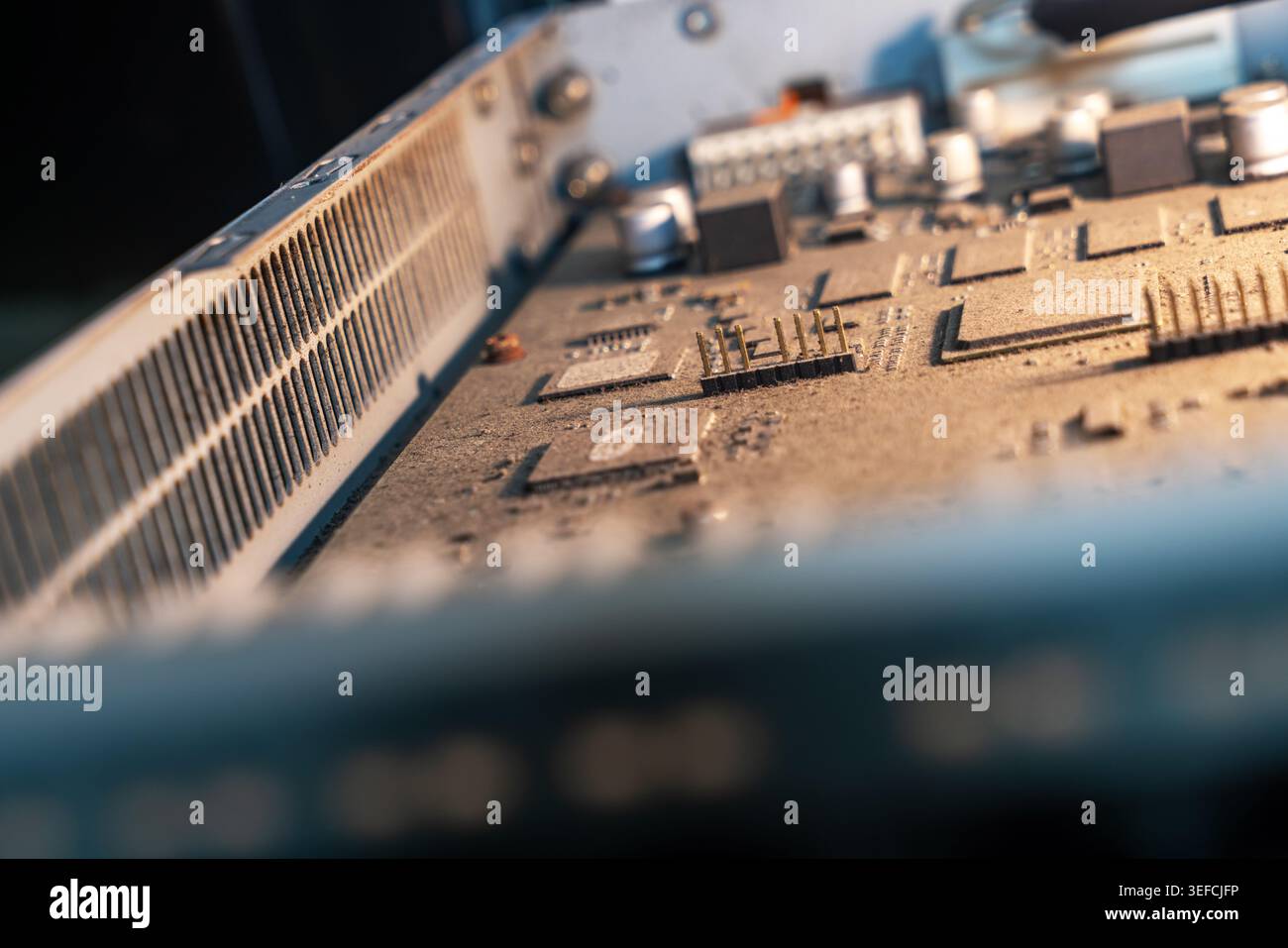 Immagine dettagliata di una scheda grafica per computer che mostra componenti elettronici complessi, microchip, percorsi dei circuiti ed elementi hardware. Foto Stock