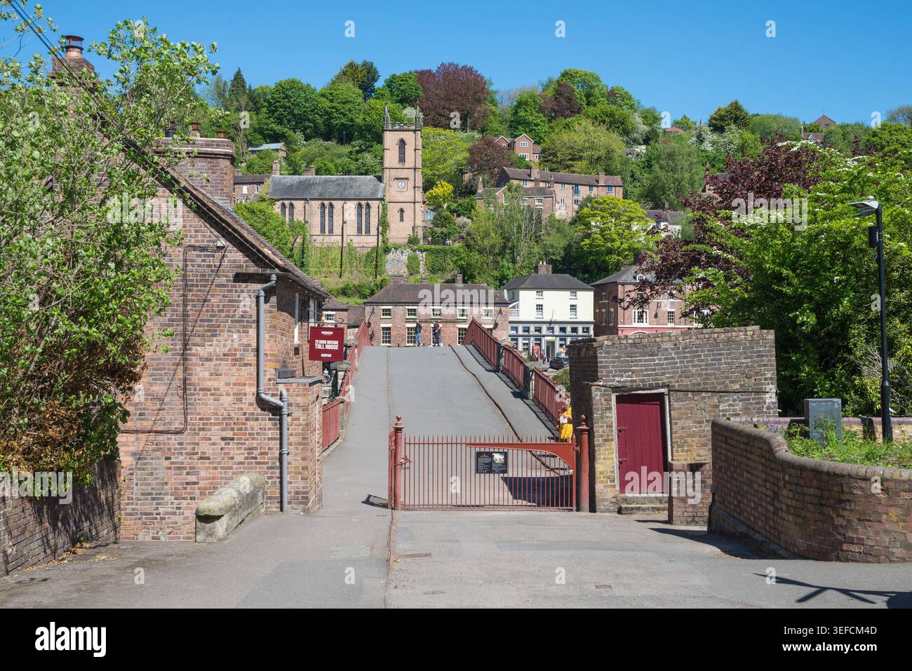 Ironbridge è uno storico villaggio lungo il fiume nello Shropshire, in Inghilterra, famoso per essere il luogo di nascita della rivoluzione industriale Foto Stock