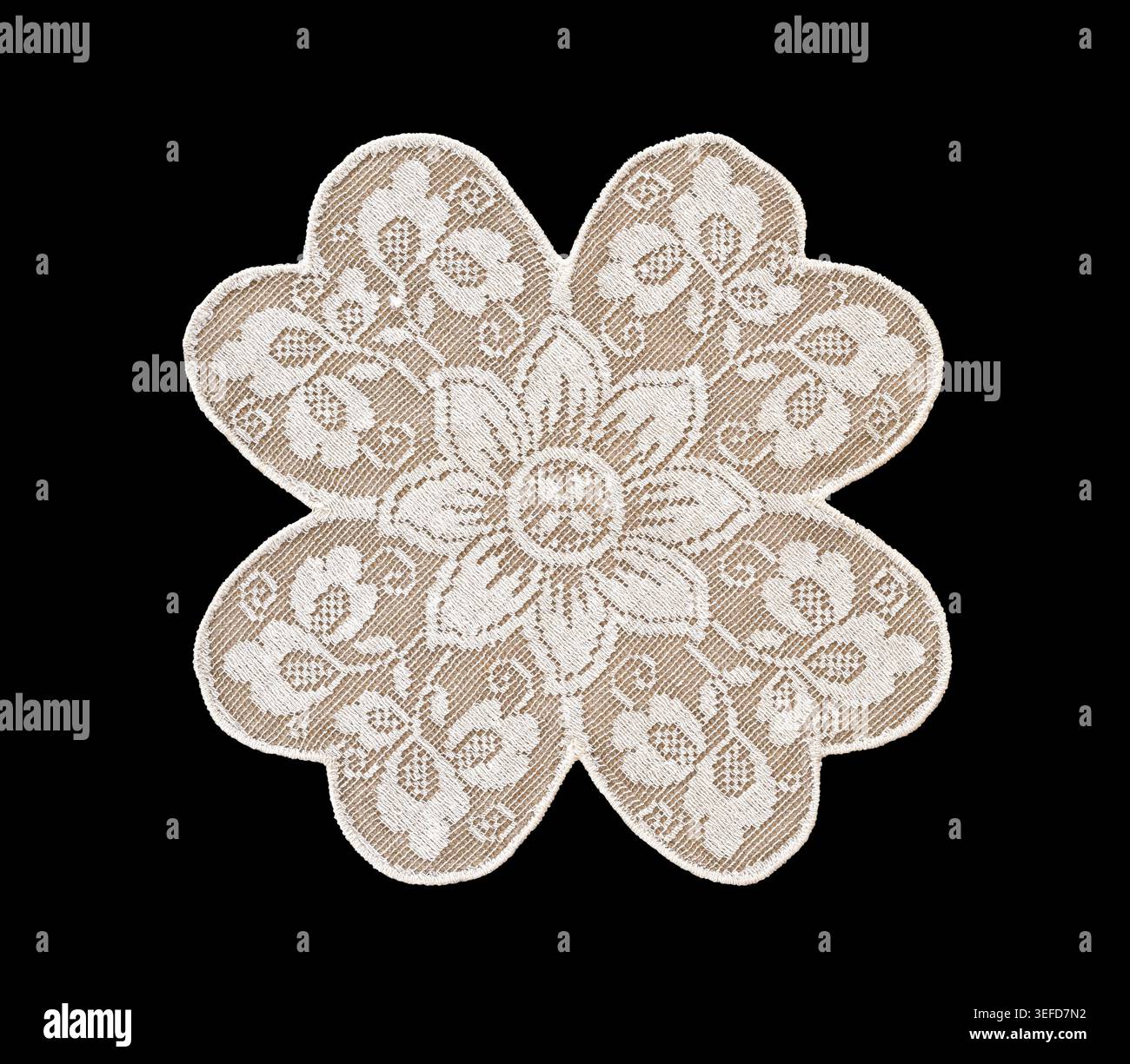 Applique floreale beige leggermente ricamata isolata su sfondo nero. Elemento in tessuto decorativo ideale per il design di mockup, branding, cartoleria per matrimoni Foto Stock