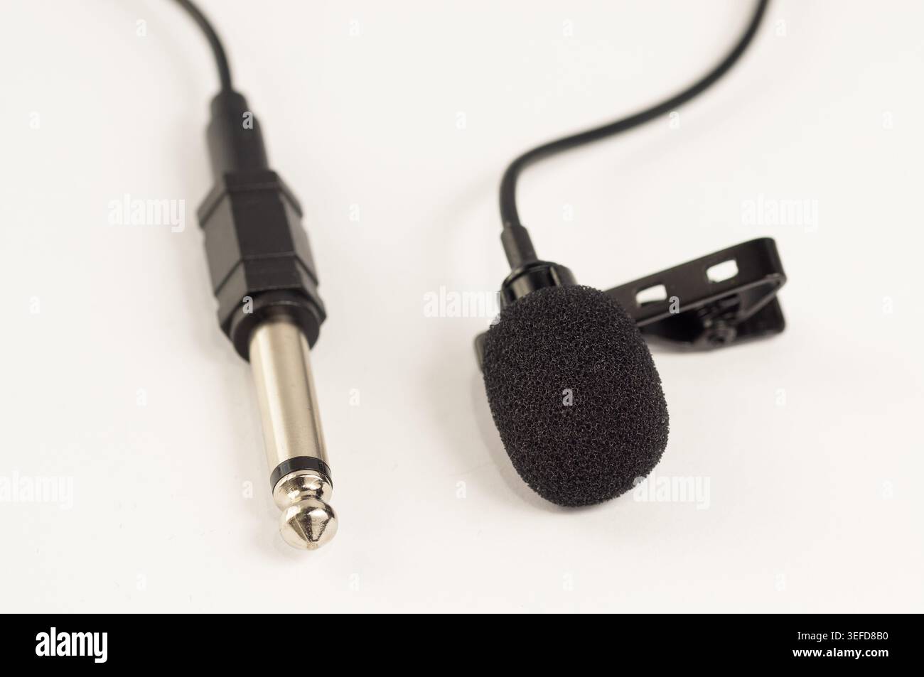 Microfono lavalier compatto con adattatore jack per blogging, podcasting, interviste e registrazione video. Accessorio audio portatile per smartphone, webcam Foto Stock