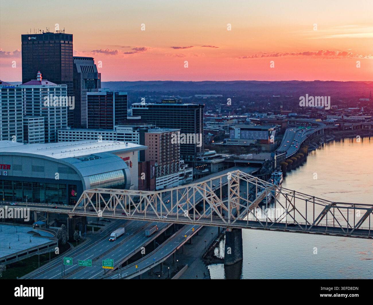 Vista aerea dello skyline del centro, KFC Yum! E ponti sul fiume Ohio durante un vibrante tramonto a Louisville, Kentucky, Stati Uniti. Foto Stock