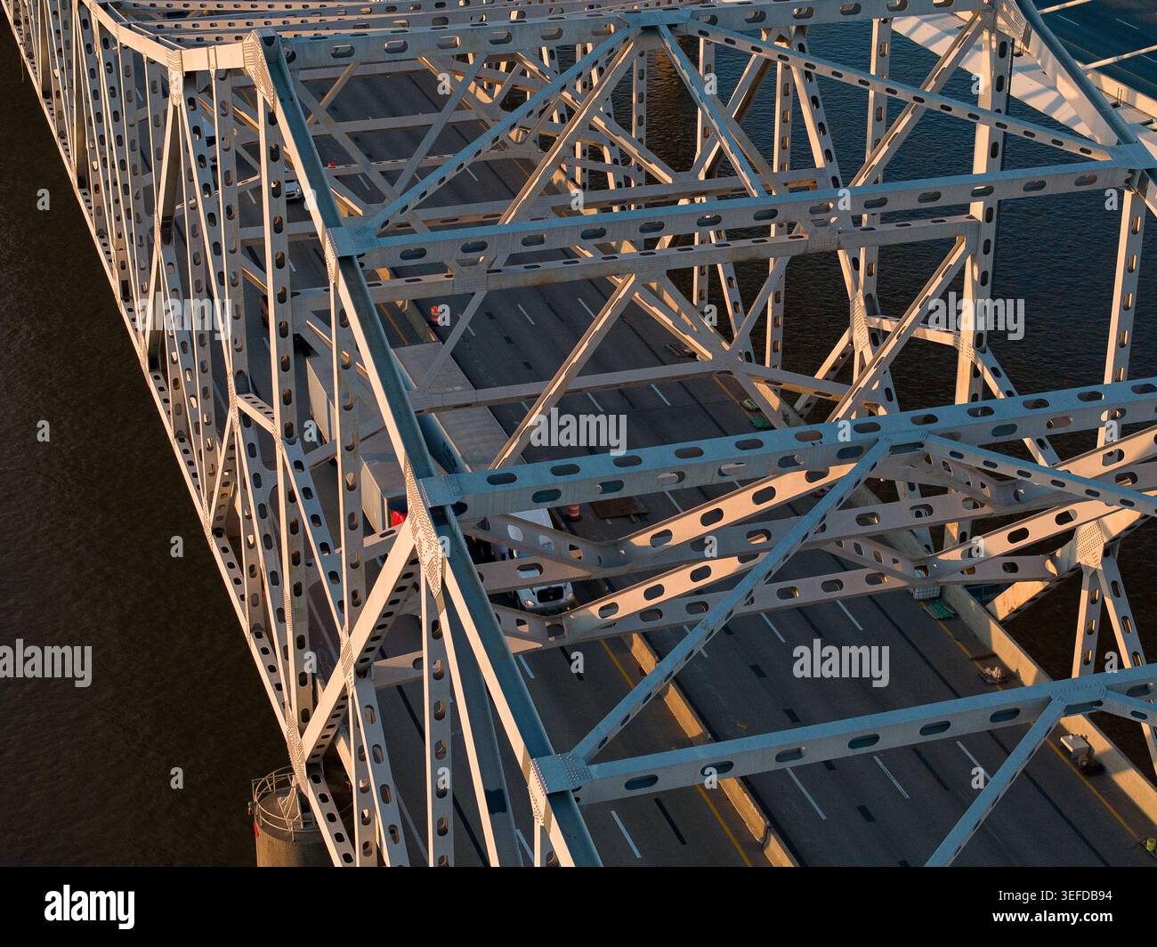 Veduta aerea del George Rogers Clark Memorial Bridge che mostra l'intricata struttura a capriata in acciaio e la strada sul fiume Ohio a Louisville, Kent Foto Stock