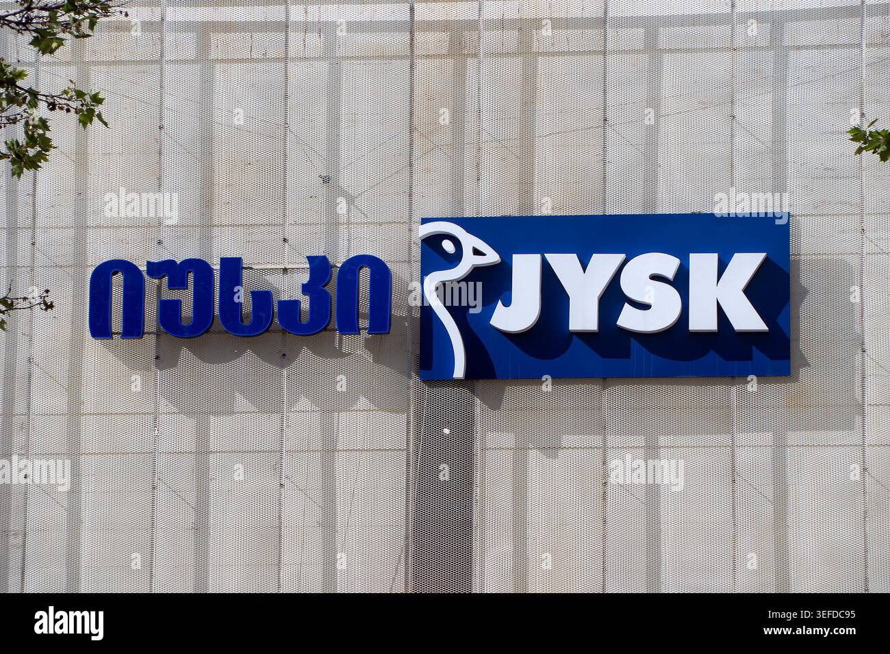 Una facciata moderna dell'edificio mostra il logo di Jysk in modo prominente sulle sue pareti esterne. Foto Stock