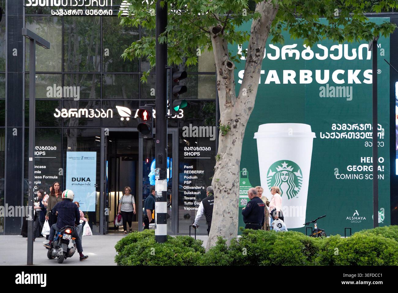 Una caffetteria Starbucks espone una grande pubblicità all'aperto sulla sua facciata. Foto Stock